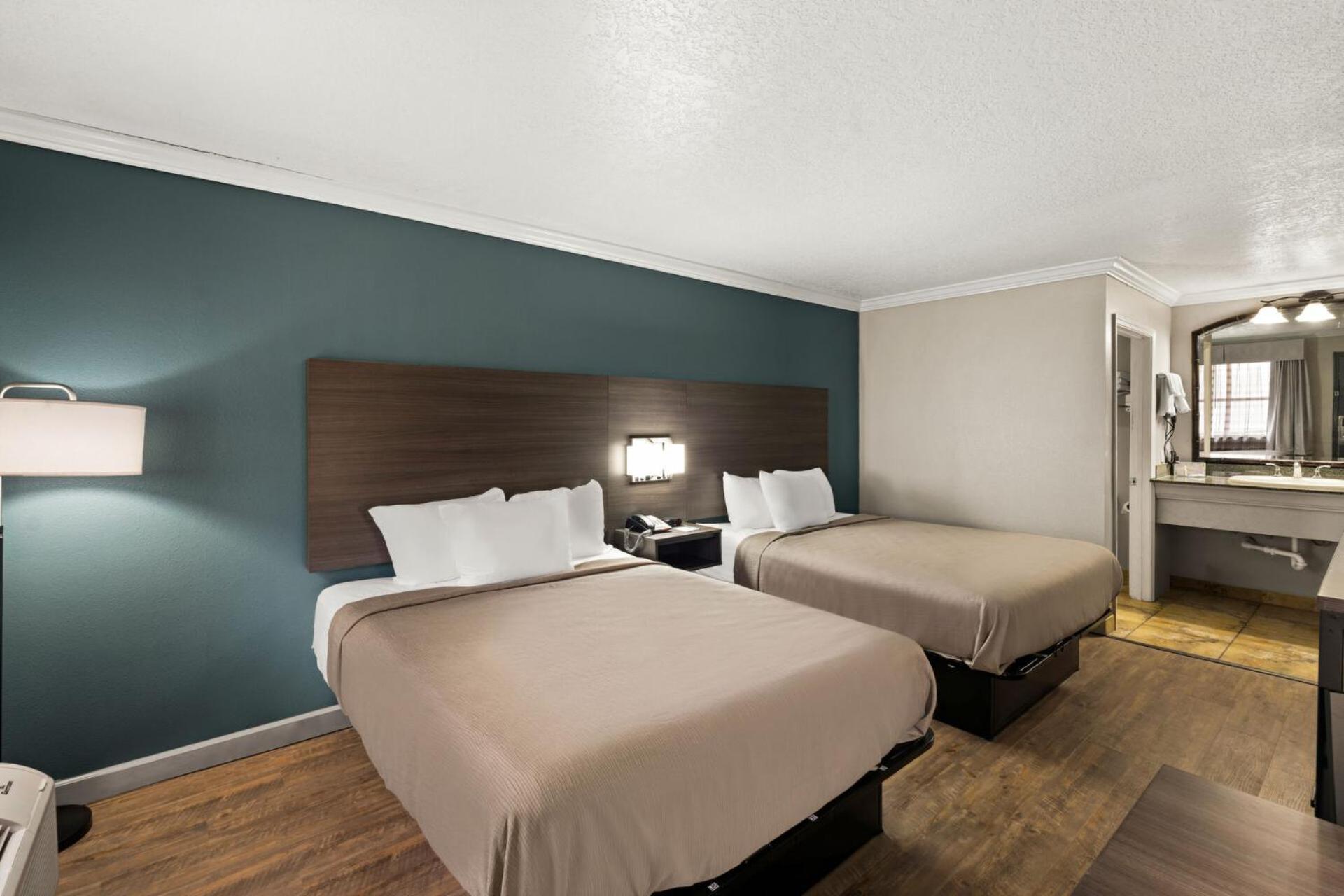 Quadruple Room Two Queen Beds Smoking,1531305235:JPEG